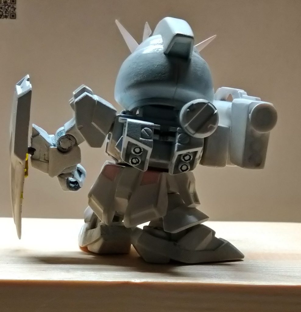 後ろ姿ですね。ファンネルもどうしようかと思いますね。こうして眺めていると手のバランスが気になりはじめました。。。