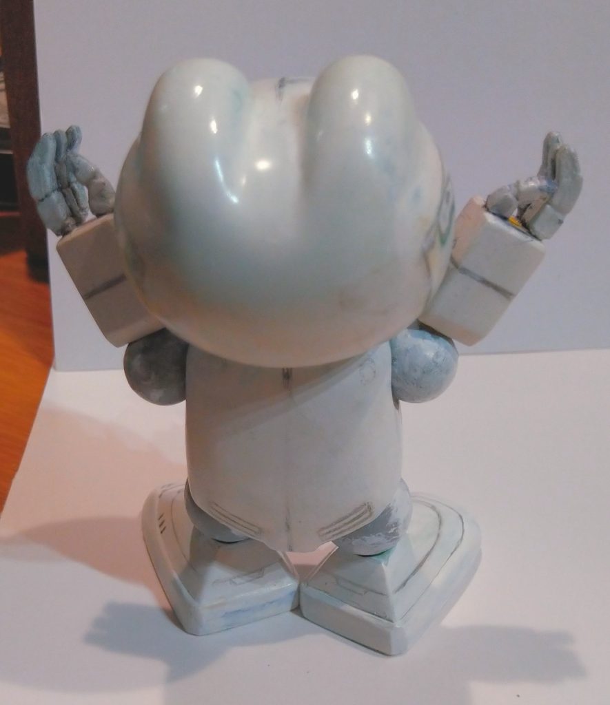 後ろ姿ですね。アニメ塗りにすればスジ彫り加工する必要も無いですし悩み所ですがモデラーの血が騒いでスジ彫り加工したいですし。。。