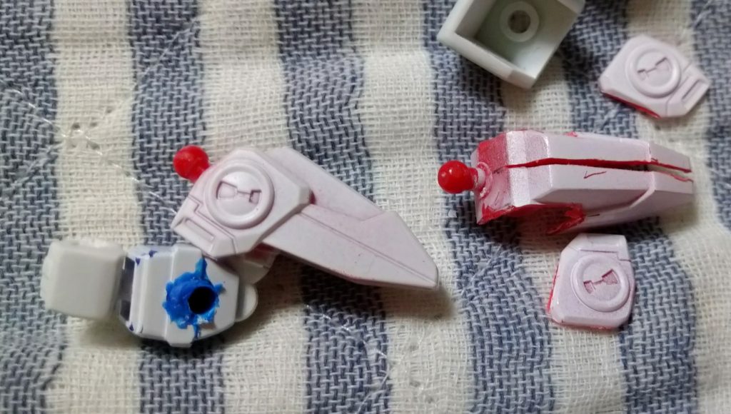 あれ、また加工していますよね。。。自分が嫌に成ります。 シールド加工左腕に3ミリ穴開け溶きパテ練り込みPをぶっ刺し固定しました。 肩のパーツの最適化各パーツ分割と縮小する為に切り詰める切り詰める。。。貼り合わせで塗料の空き瓶に1日寝かした溶きパテを左官屋さんの様に打ち水代わりに接着剤を塗り付け馴染み始めたら練り込み 練り込み 臭うので段ボール箱に朝まで放置して仕事に向かう。。。