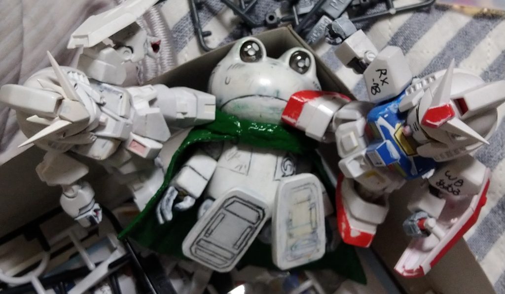 カエル様 ミキシング部分1/100 MGガンダムのマニピュレーター( 指 )1/2400アーガマの居住ブロック(腕)1/144 ザク2 (08小隊セットの出来の良いザク) (足) 因みにボディサイズはザクのボディを参考にバランスを整えてから頭部は ポルシェのボディを意識しました現在の様に参考する物が無い状態でしたので漫画のイメージを膨らませて制作するしか有りません(好き過ぎ制作に至りましたが)