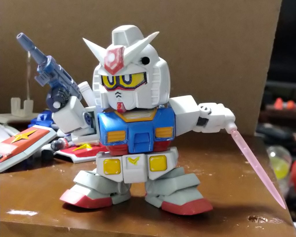 ビームサーベルと足とサクサク出来上がりあれ、胴体の排熱フィンは。。。小一時間削り出しました。ほぼ既存のキットを構図変えで可愛げのあるガンダムくんに成りそうです。(まだシールドとか武器類がある)いつか完品投稿したいなぁ。。。まだ続きます。