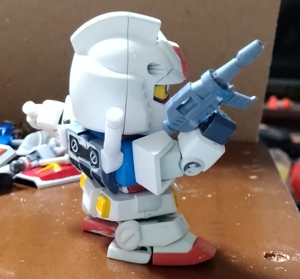 横向きですね。胴体の幅詰めでスタイルアップビームライフルは切り詰めました。