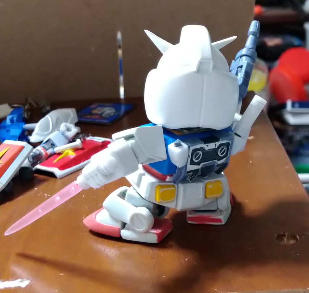 後ろ姿ですね。ランドセルとビームサーベルのサイズをようやっと実現しました。