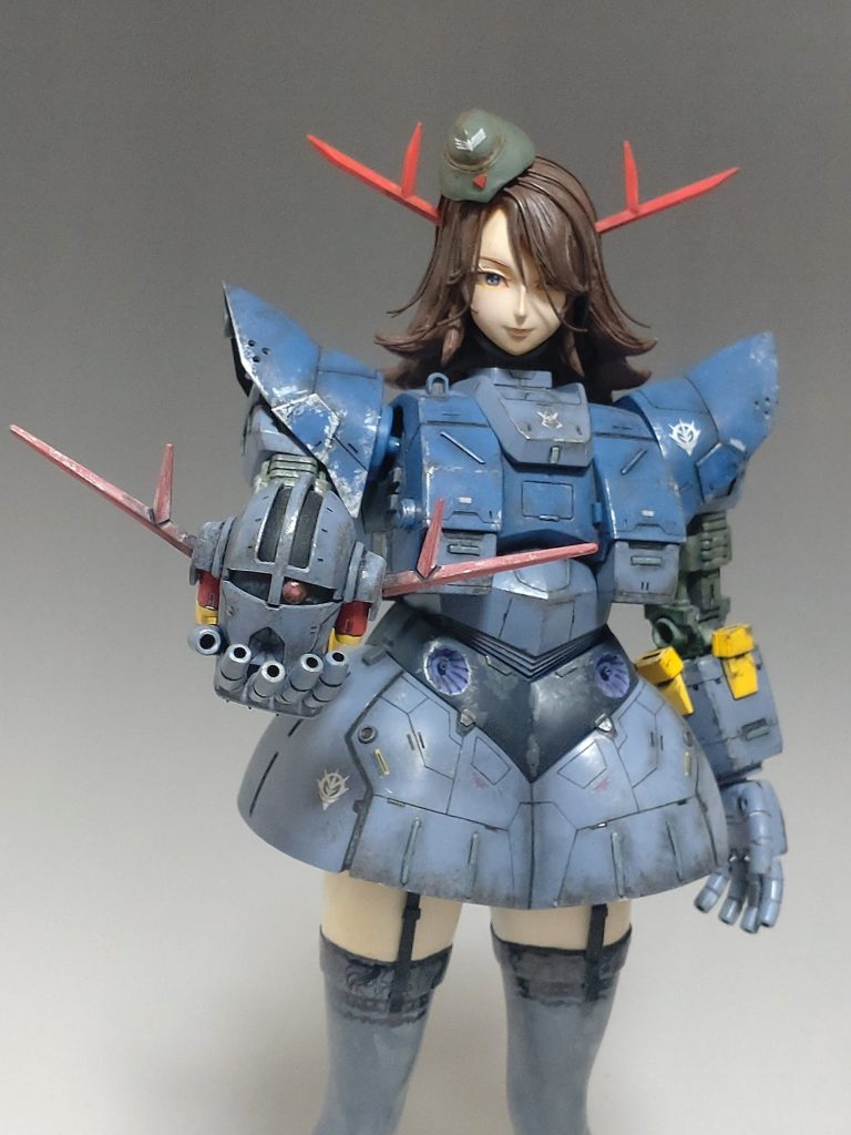 ジオング本体はスジ彫りとジャンクパーツでディテールアップ、キットの頭部もディテールアップして残しています。