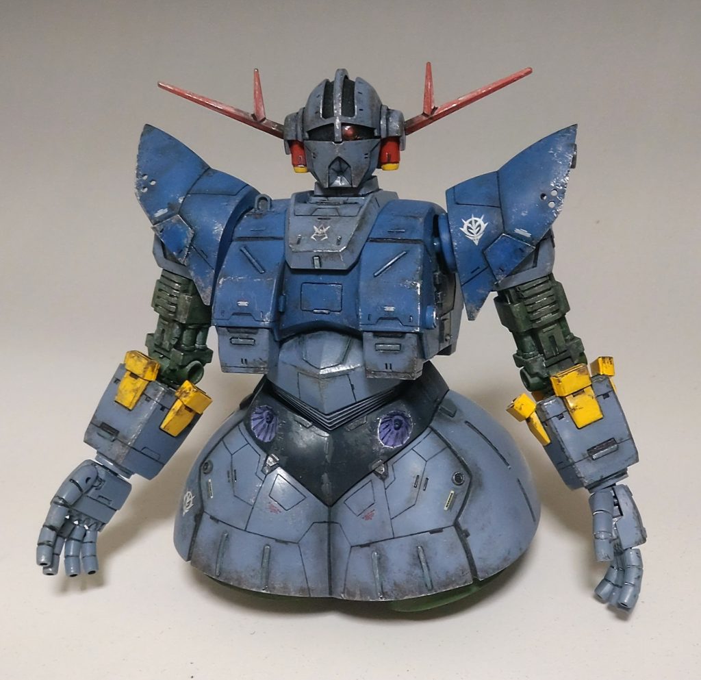 気分次第でパーフェクトじゃないジオングにも戻せるようにしているのが今回のウリです。ヒジのスラスターがもっさりしている&自在に飛び回れるとは思えないデザインだと感じたので4機それぞれが個別に動きそうな形に改造。劇中の両手で覆い被さるような迫力が再現したかったので、腕を3ミリほど延長しています。