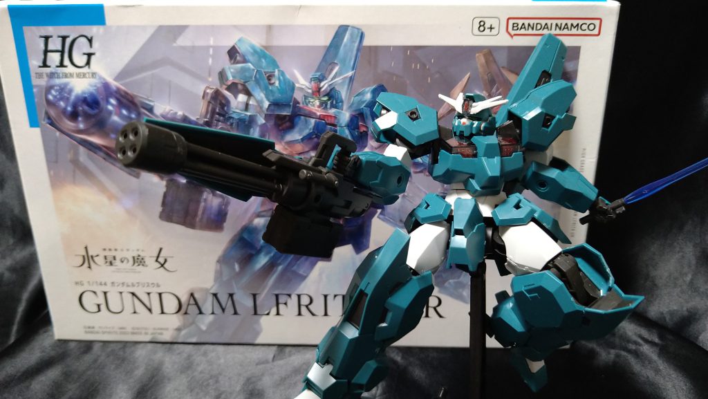 多分一番最初に投稿したナイトストライクの次くらいに作っていたんですが、組んだだけでカッコよく、目と肩とか口とかデコの赤だけシール部分だったので塗ったくらい、爪楊枝とか使ってだので、上げてなかったんですが、SDしか上がってないマイページ見て折角だからと...ソーンよりウルですよね