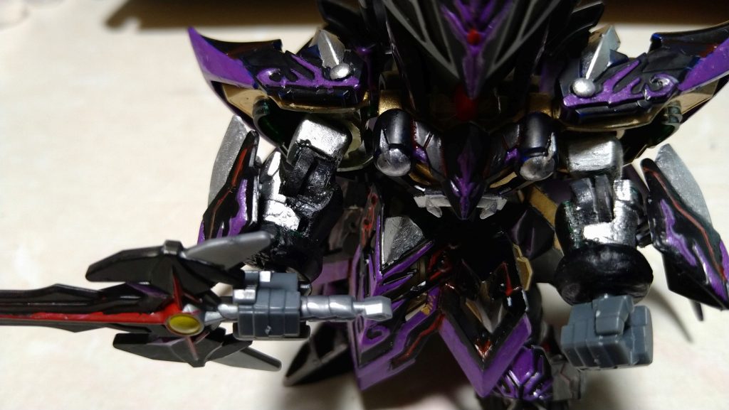 取れこそしないもののボコボコかつナナメに曲がる。左手の手甲は内部削ったせいでうまくハマらなくなっちゃいました。関節改造にはボールデンアームアームズというパーツがよく使われるらしいですが、手に入りませんでしたし、削りミスしてるからソレ使ったとして私のウデではうまく出来ないかもしれない...