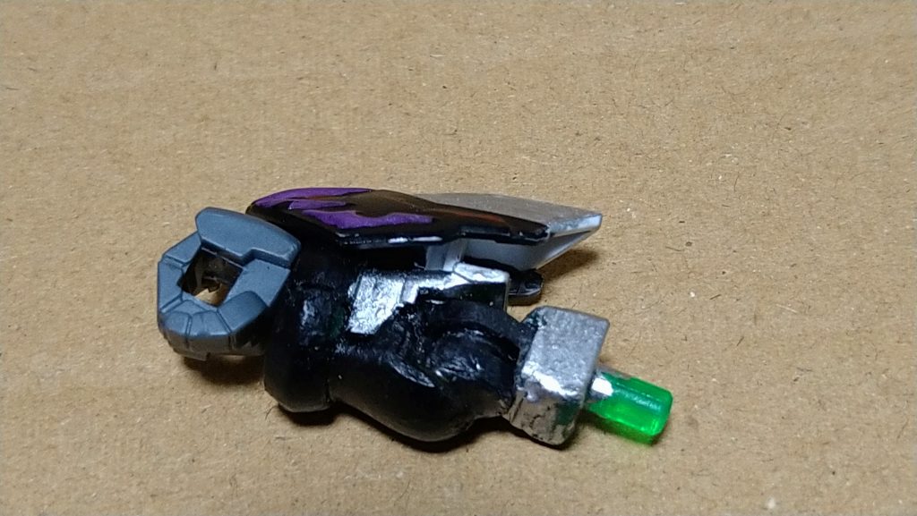 サイズがナイトストライクの腕よりだいぶ厚みがあったので削って薄めにし、あと元々フィギュア固定用だから硬いので内円も削ったりしたら、うまく噛み合わなくなり、無理矢理パテでくっつけたらこんなに汚くなってしまいました