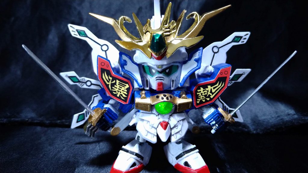 腕改造により刀もナナメ持ち出来るようになってカッコよくなったと思います！胸の水晶（ガラス玉）は背中をドリって緑のLEDを埋め込んでます。電池は内蔵してないので背中からリード線が伸びてます。暗幕に隠したつもりですが...