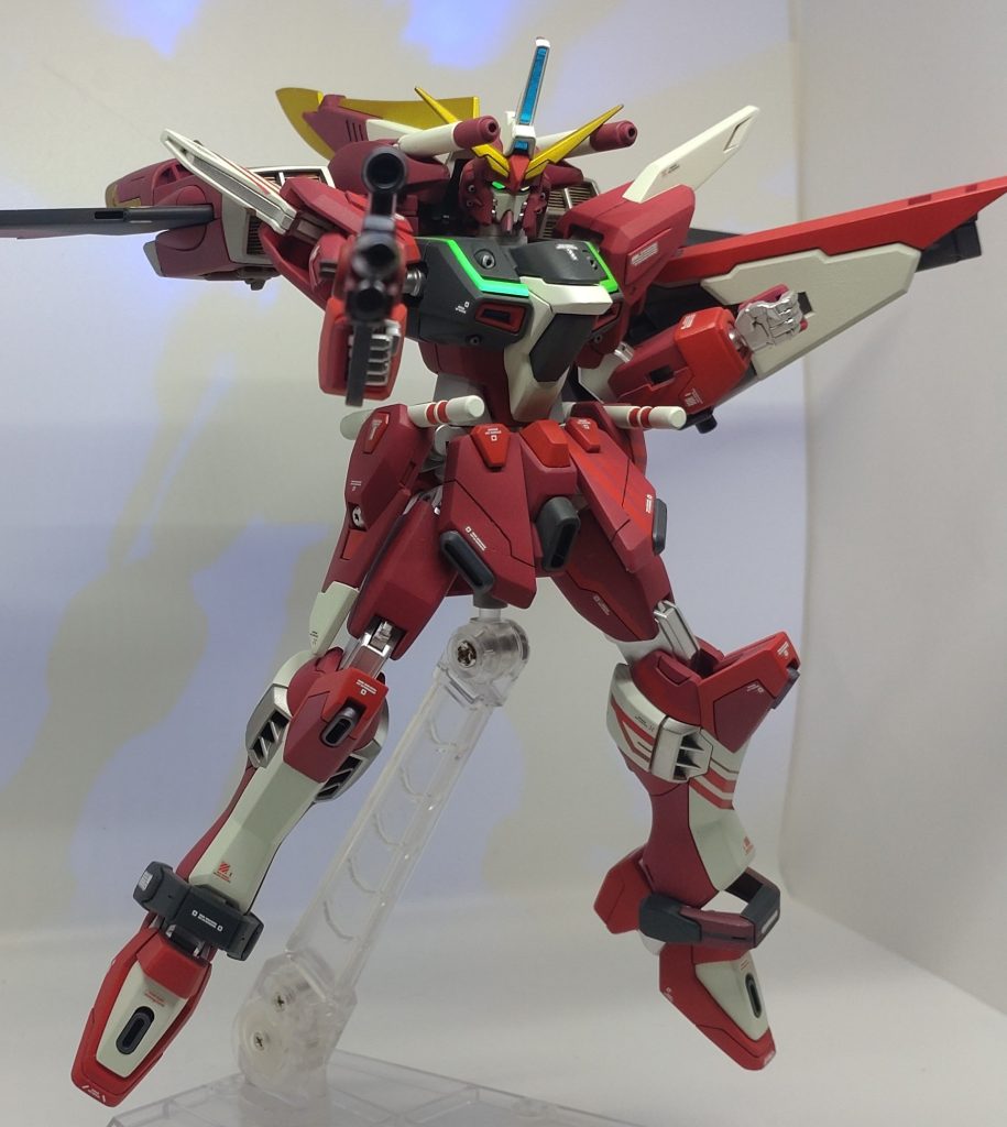 ビームライフル構えどことなく悪役顔