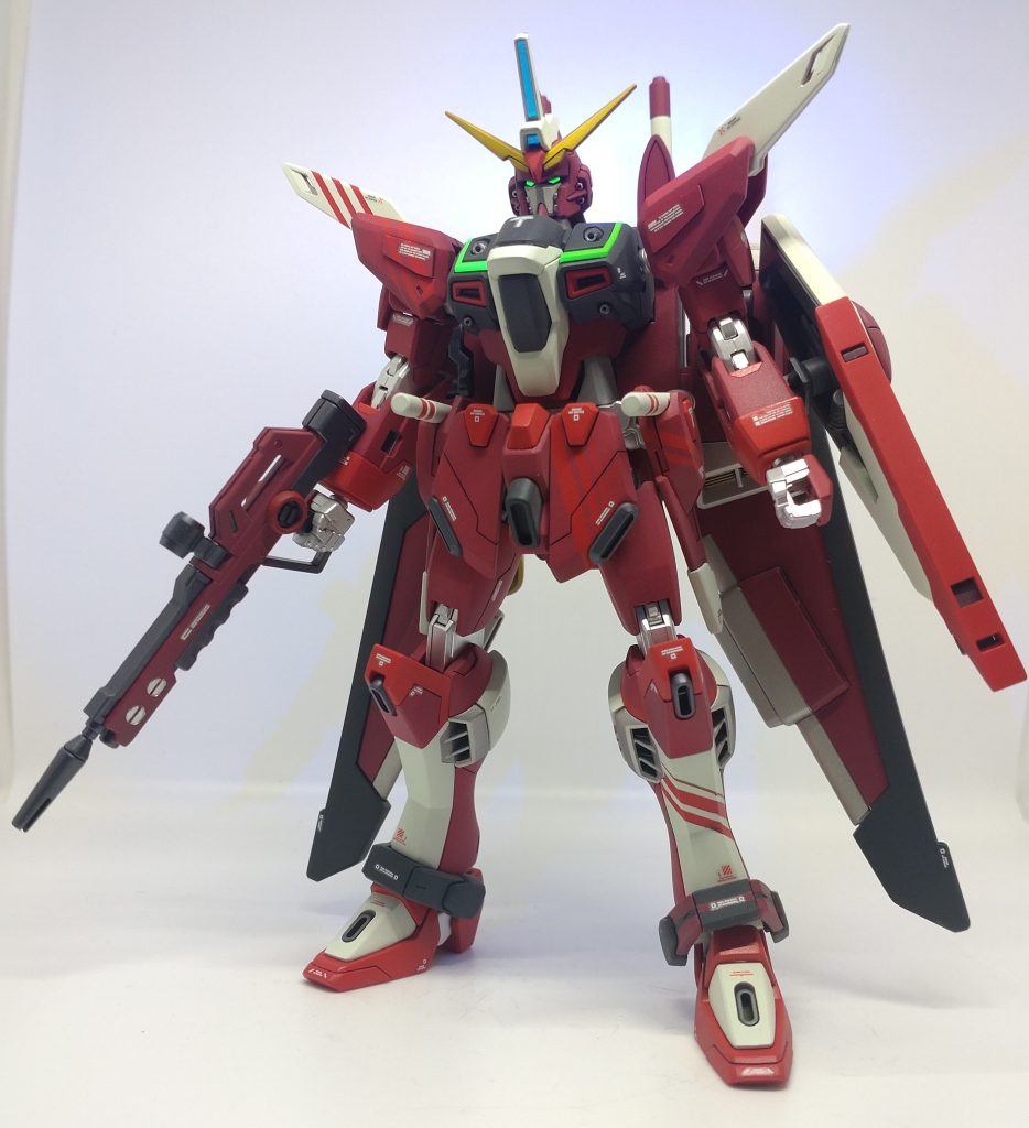 正面少しパネルラインを追加しています。機体色はピンクではなく赤にしました。が、そのせいで赤いラインが見えにくくなりました。。。