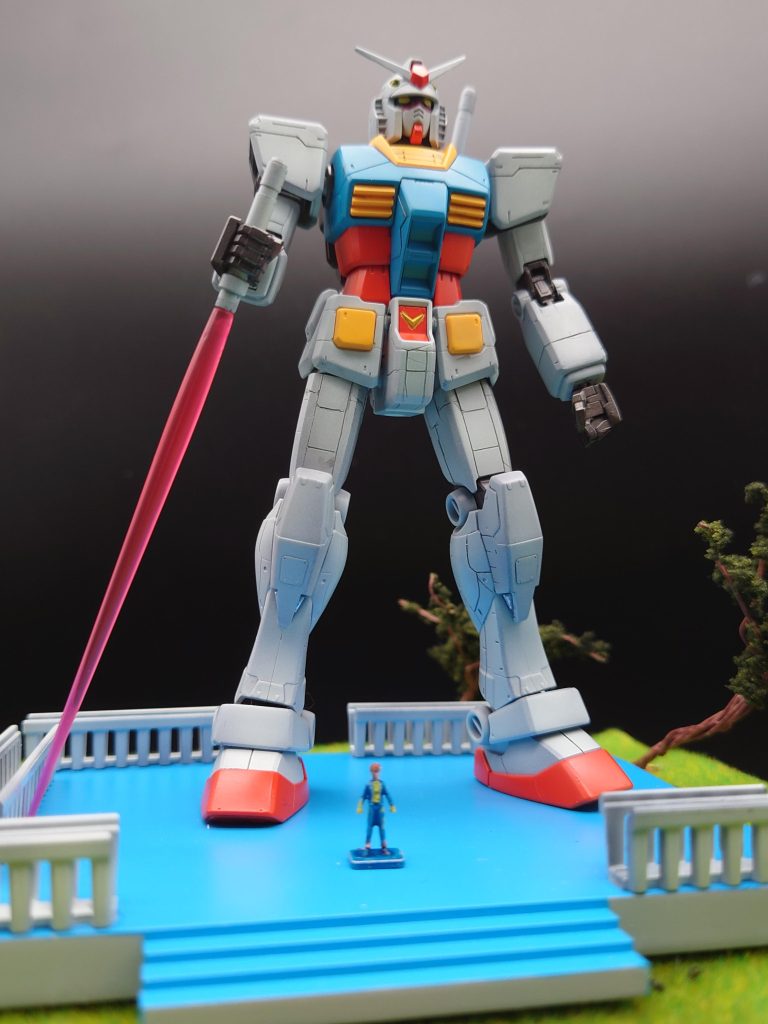 1/144サイズのアムロが、足元に立ってます