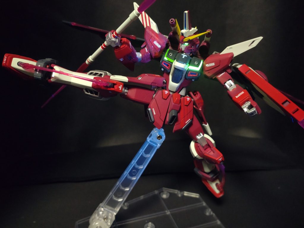 グリフォンビームブレード( ポージングが難しい武器)この武器のおかげで、だいぶ足癖の悪い機体になってましたね。足癖の悪い機体はやっぱり赤ですかね。