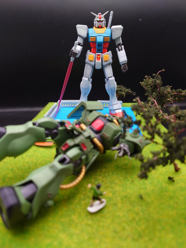 今回撮影に、使った芝生ベース前にポケ戦のバーニィもう戦わなくっていいんだよジオラマ作った時の再利用なので、ポケ戦ザクと、アルのフィギュア引っ張りだしてきてコラボ撮影してみました（笑）