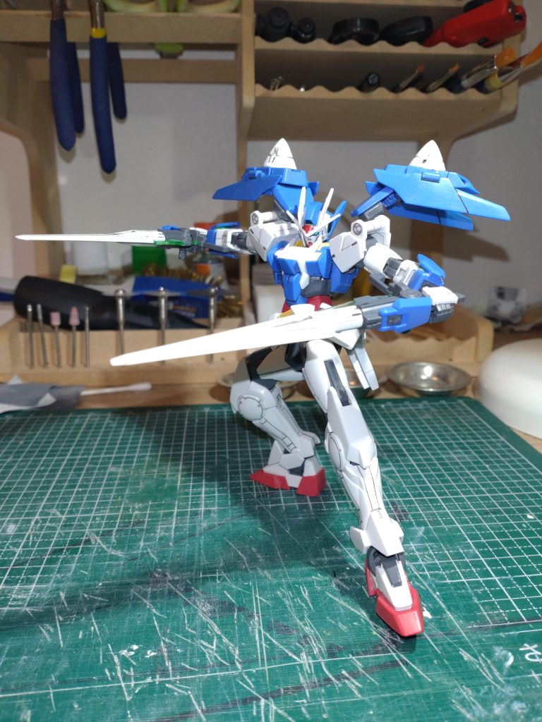 プレゼントする日程の関係上、3日間で作らなければならなかったのが非常にネックでした。たくさん遊ぶだろうから塗装ハゲ心配しない成型色で作るのは決めてましたが、鏡面仕様にしようとしたのが間違いの始まりでした…。