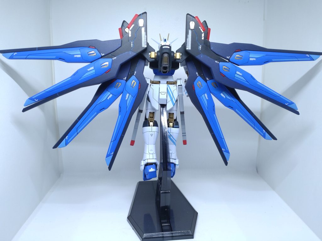 背面ドラグーンは青一色だったので、スジボリと塗分けで情報量を増やしました。