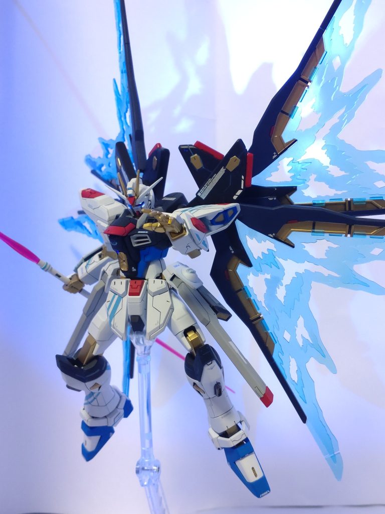 ビームサーベル抜刀これの撮影中にまた羽の付け根が骨折しました。金属線入れて補強しようと思います(gundam-kao9)