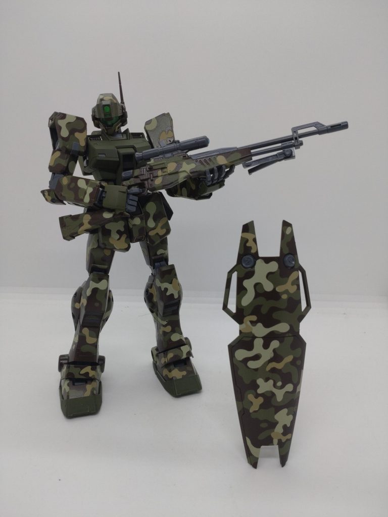 最近またハマり出した迷彩塗装! 今回は4色迷彩となっています。お陰様で、前回のバスターガンダムよりもマスキング地獄となりました・・・