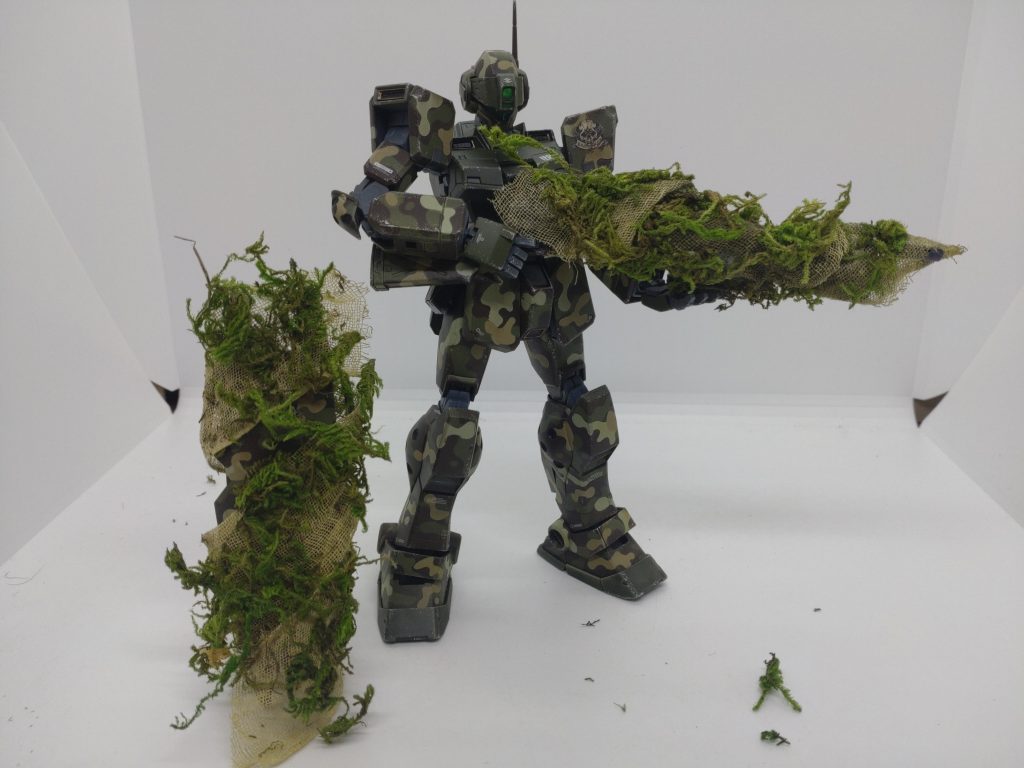 そして100均素材で作った偽装網を装着!ガーゼを水性塗料で染め上げ、ジオラマ素材の草木をスプレーのりで貼り付けています。