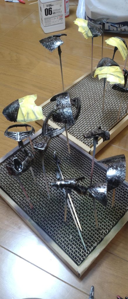 赤い装甲は、ガイアカラーEXブラックで下地、EXシルバーをサランラップでポンポンサランラップでポンポンするのは初めてでしたが、やっていて楽しいですね♥　　ついついやり過ぎそうでいけません💦