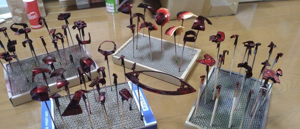 その後、ガイアカラーのクリアーレッド✕3〜4回、EXクリアー✕3回程度塗り重ねています。