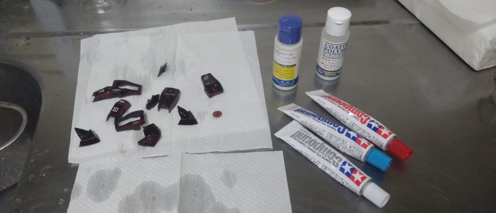 そしてこれまた初めての試み、各種研磨剤やコーティングポリマーを使用して「 鏡面仕上げ」にチャレンジ！！磨けば磨くほど輝いていくプラスチックに感動を覚え、どこまで磨けばいいのか自分を見失いそうになりながら磨き続け、気がつけば3時間は磨き続けていた・・・