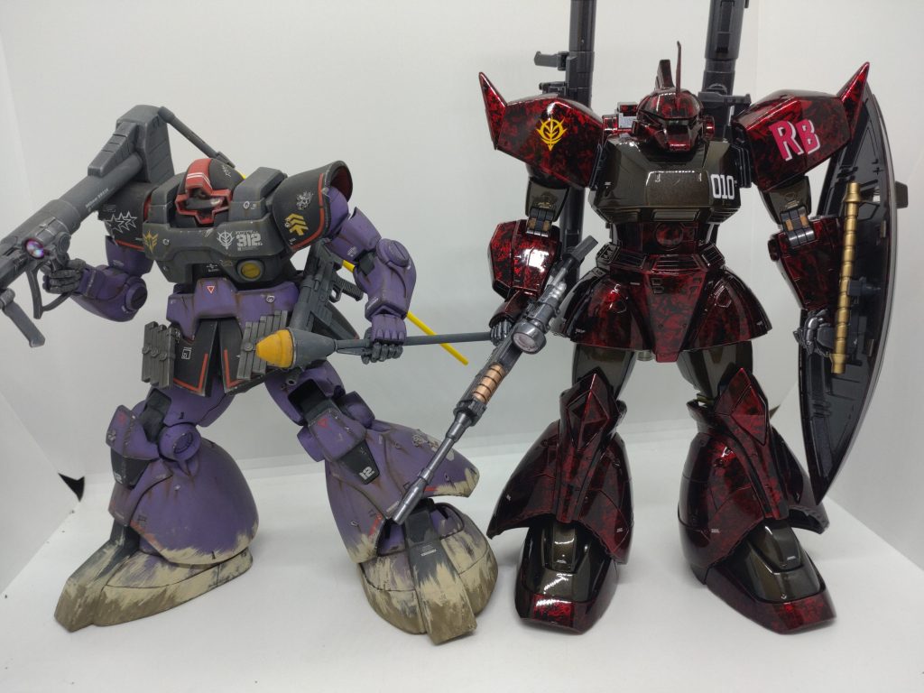 過去作のドムと一緒に。同じプラスチックでも塗装具合で雰囲気や質感が全く違う、やはりガンプラは素晴らしい✨✨ご視聴ありがとうございました。