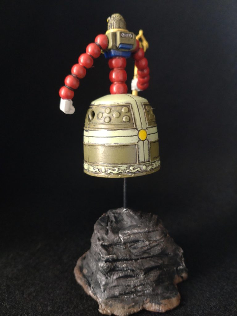足が釣り鐘になっているので、台座を制作しました。100円の石粉粘土製です。ゴッドガンダム戦の廃墟を一応イメージ。お腹？の数珠の肉抜きはパテで埋めました。