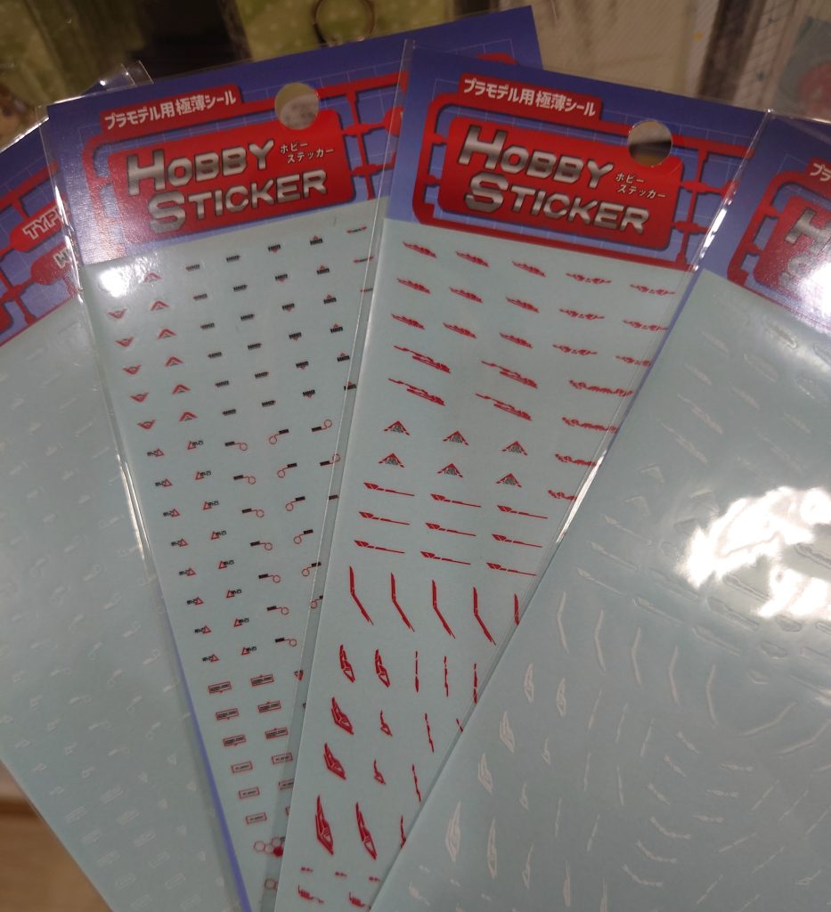 マーキングにはセリアから発売されて話題になったホビーステッカーを試してみます。今回はTYPE-AのWHITEを使用。