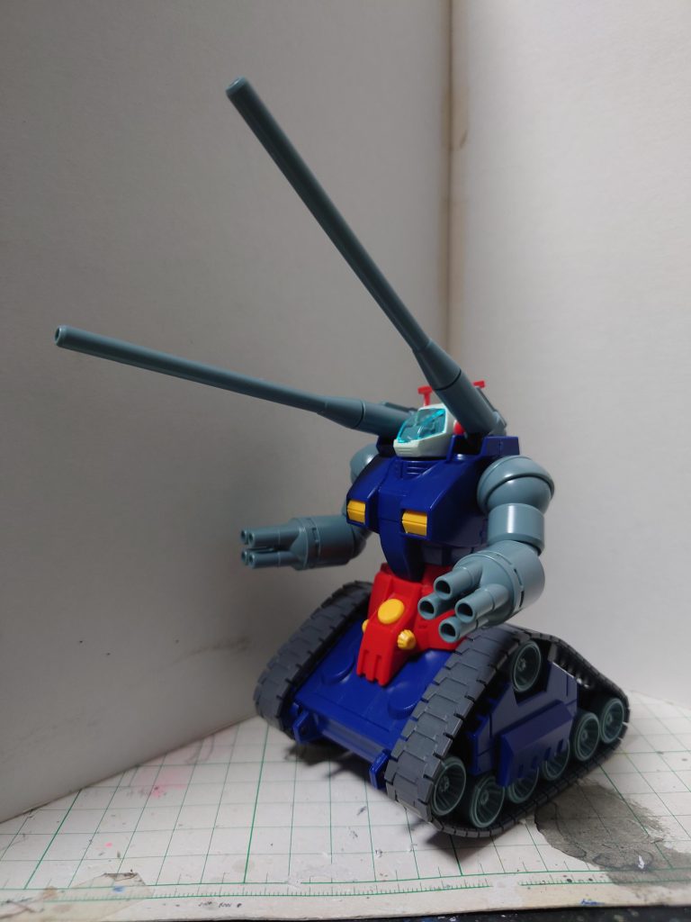 素組、急ブレーキとかかけたら前のめりに倒れそうですが、MGではこの三角履帯が脚のような扱いになっていたので、きっとそんな心配は必要ないのでしょう。しかしガンタンクⅡで三角履帯は廃されていますし、やっぱり問題があったに違いない!