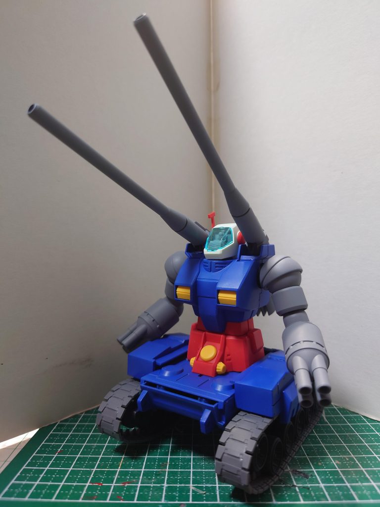 一旦普通に塗装。青 コバルトブルー(クレオス水性 )赤 サーモンピンク(クレオス水性 )灰 舞鶴グレー( タミヤアクリル)といった感じで、明度・彩度共に上げた色で塗り、つや消しトップコートをかけます。