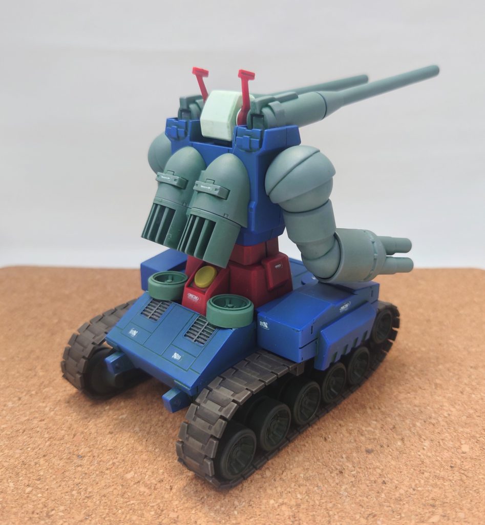 背面、戦車っぽく予備転輪を付けてみました。