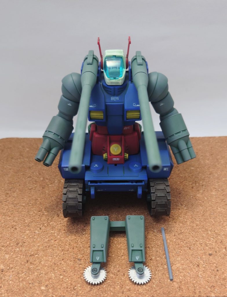 ハヤトに捨てられてジャブローに置いていかれた後、基地の地上防衛のために改良、追加装備を施された劇場版のその後の姿。一年戦争後もジャブローに配置されていたが、エゥーゴの侵攻に伴う基地放棄の際に核爆発に巻き込まれてドッカーン…。 なんて設定が作りながら浮かんでいました。少ないパーツ数ながら形状再現はバッチリの名キット、楽しませていただきました。