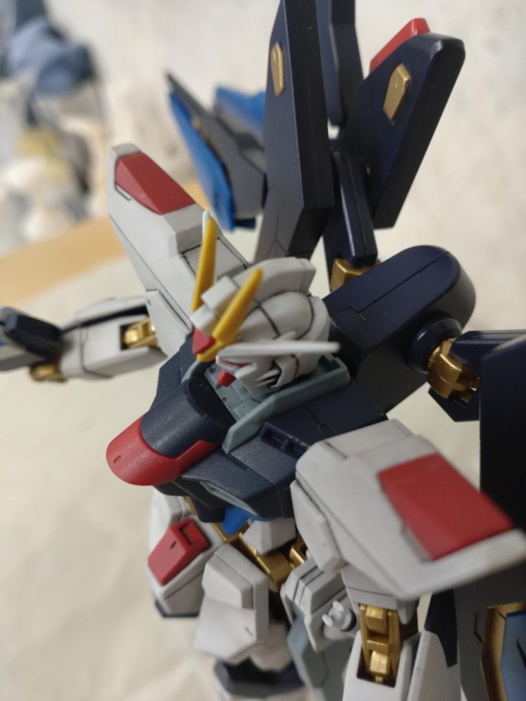 頭部の合わせ目はスジボリ堂のダンモで処理。
