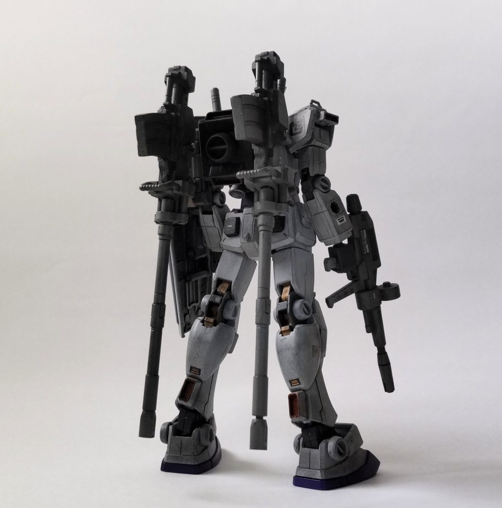 後ろから。個人的にヴェスバーのせり出す動きが好きなんですが、ビーム兵器であまりカッコよすぎたりオーバーテクだろ〜、となると世界観が壊れるので従来兵器を転用しました。
