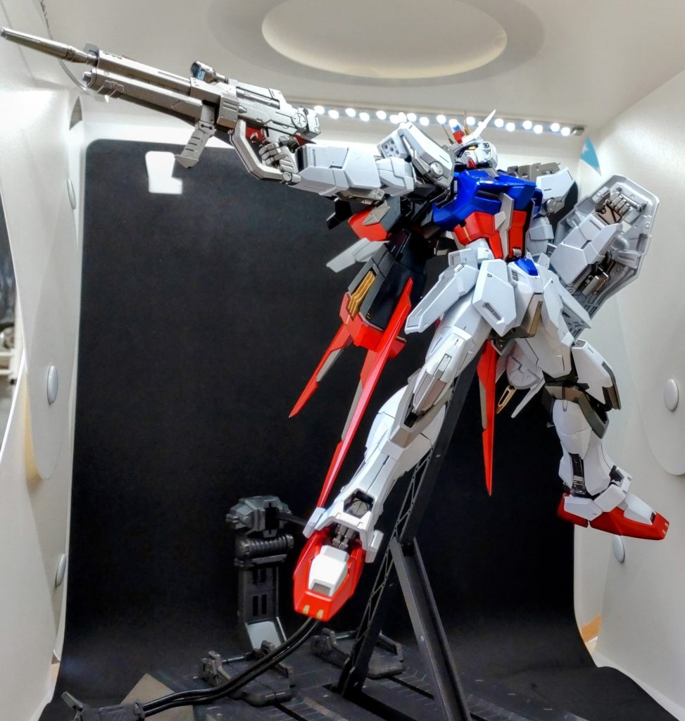 オープニングのタイトルバックのポーズ。OPのストライクを見て、ガンダムにハマったので印象深いポーズです。 