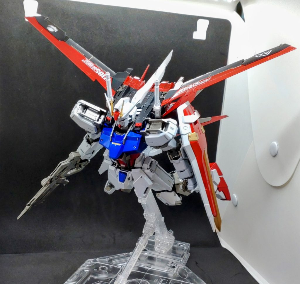 発進直後のポーズ。SEEDの発進シーンはとても好きなので、カタパルト風スタンドが付属しているのは嬉しかったです。