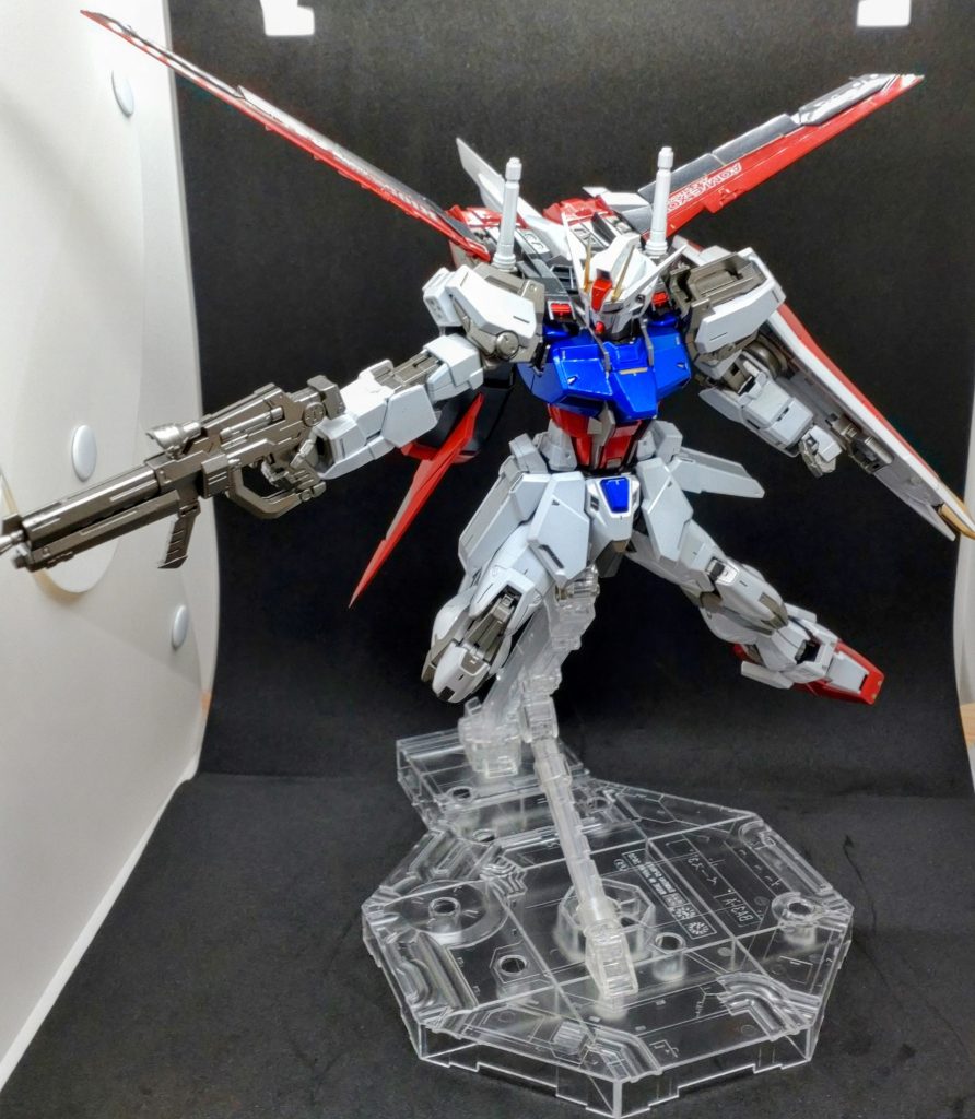 説明書に載っていたポーズ。わかりにくいですが、サイドアーマーの一部をつや消しシルバーで塗っています。