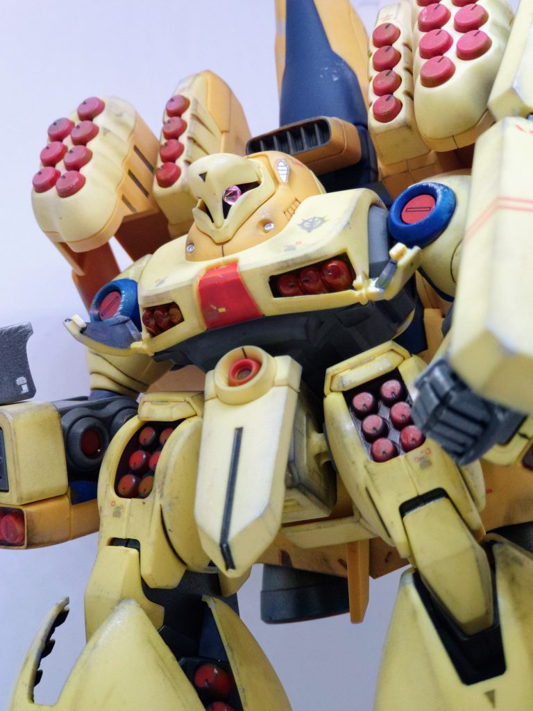 モノアイはオールマイティモノアイに交換。うっすら汚すつもりが気づいたらしっかり汚れてました(zaku-kao4)胸と腕のミサイルのレッドは部分塗装。