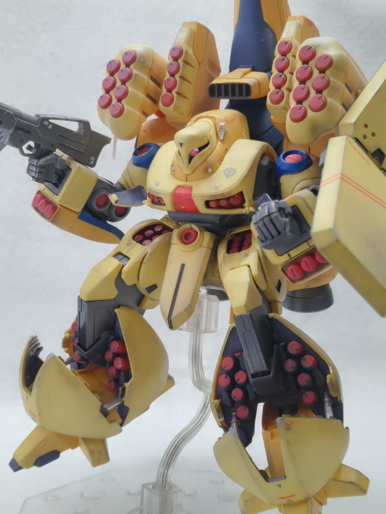 フルオープンアタック!腿と足のミサイルは真っ赤なパーツに真正面からグレーをスプレーで吹いてミサイルの頭だけ拭き取りました。腕のミサイル周りはシャーペンで塗り分け。足、胸、腕の装甲裏やシールド裏、頭の上のダクト、爪先にもグレー、シリンダー部シルバーも部分塗装。顔の周りのダクトとバルカンもシルバー。とにかく部分塗装だらけ…(zaku-kao3)