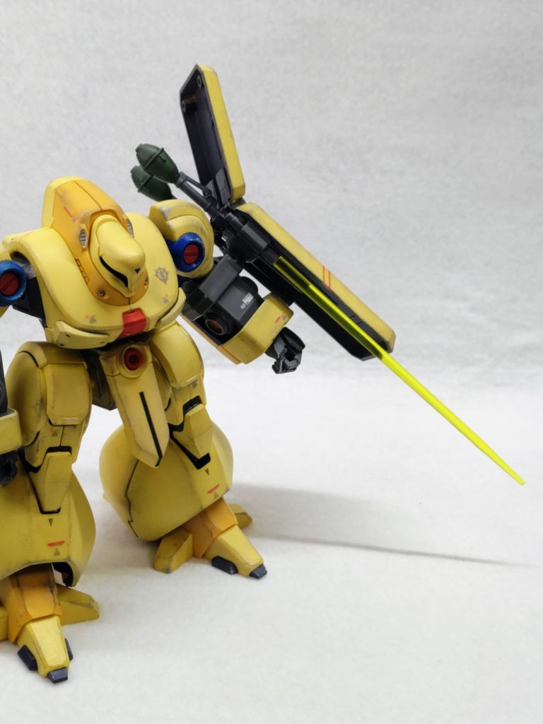 シールド裏にサーベル柄がちょうど収まるのでシナンジュみたいに出来ます。シュツルムファウストはケンプファーに借りました。