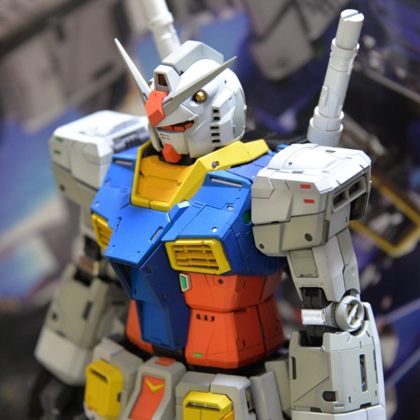 はじめまして、初投稿です。初めてのPGグレードのガンプラで、そのためオリジナルのカラーテーマしか使っていません。少しコントラストがあるのが好きなので、色合いはカラーガイドより少し暗めです。付属のシールではなく、デカールを探しているので、色は塗れたもののまだ未完成です。もしおすすめのデカールをご存知の方がいらっしゃいましたら、コメントで教えていただけると幸いです。（1枚目）