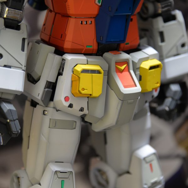 はじめまして、初投稿です。初めてのPGグレードのガンプラで、そのためオリジナルのカラーテーマしか使っていません。少しコントラストがあるのが好きなので、色合いはカラーガイドより少し暗めです。付属のシールではなく、デカールを探しているので、色は塗れたもののまだ未完成です。もしおすすめのデカールをご存知の方がいらっしゃいましたら、コメントで教えていただけると幸いです。（3枚目）