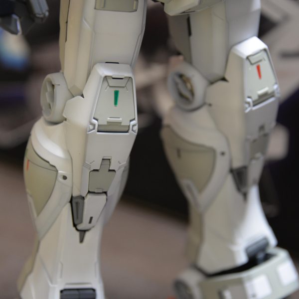 はじめまして、初投稿です。初めてのPGグレードのガンプラで、そのためオリジナルのカラーテーマしか使っていません。少しコントラストがあるのが好きなので、色合いはカラーガイドより少し暗めです。付属のシールではなく、デカールを探しているので、色は塗れたもののまだ未完成です。もしおすすめのデカールをご存知の方がいらっしゃいましたら、コメントで教えていただけると幸いです。（4枚目）