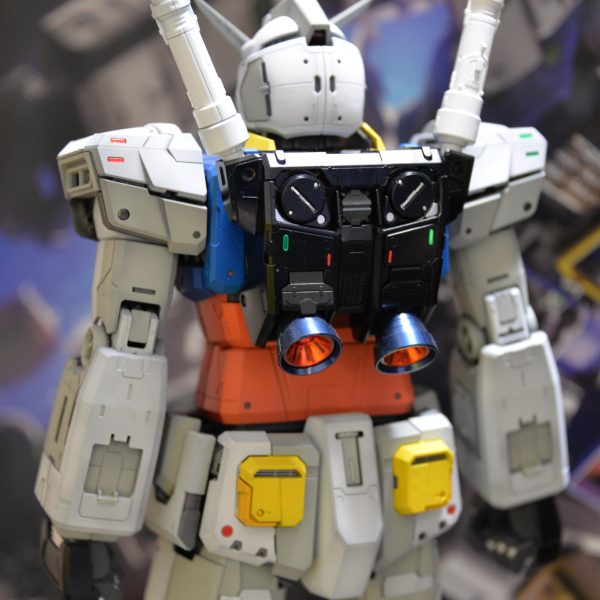 はじめまして、初投稿です。初めてのPGグレードのガンプラで、そのためオリジナルのカラーテーマしか使っていません。少しコントラストがあるのが好きなので、色合いはカラーガイドより少し暗めです。付属のシールではなく、デカールを探しているので、色は塗れたもののまだ未完成です。もしおすすめのデカールをご存知の方がいらっしゃいましたら、コメントで教えていただけると幸いです。（5枚目）