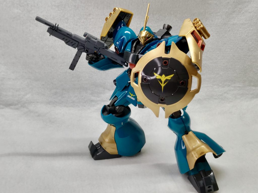 ゴールドのスプレー初めて使ったのですがムラになってしまい難しかったです(zaku-kao9)