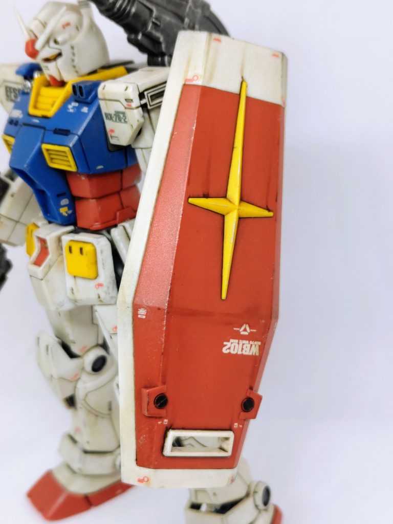 シールドのストレーキングをいつものように上から下へ施したんですが、オリジン版は逆さまに持つのでダメですね(gundam-kao5)