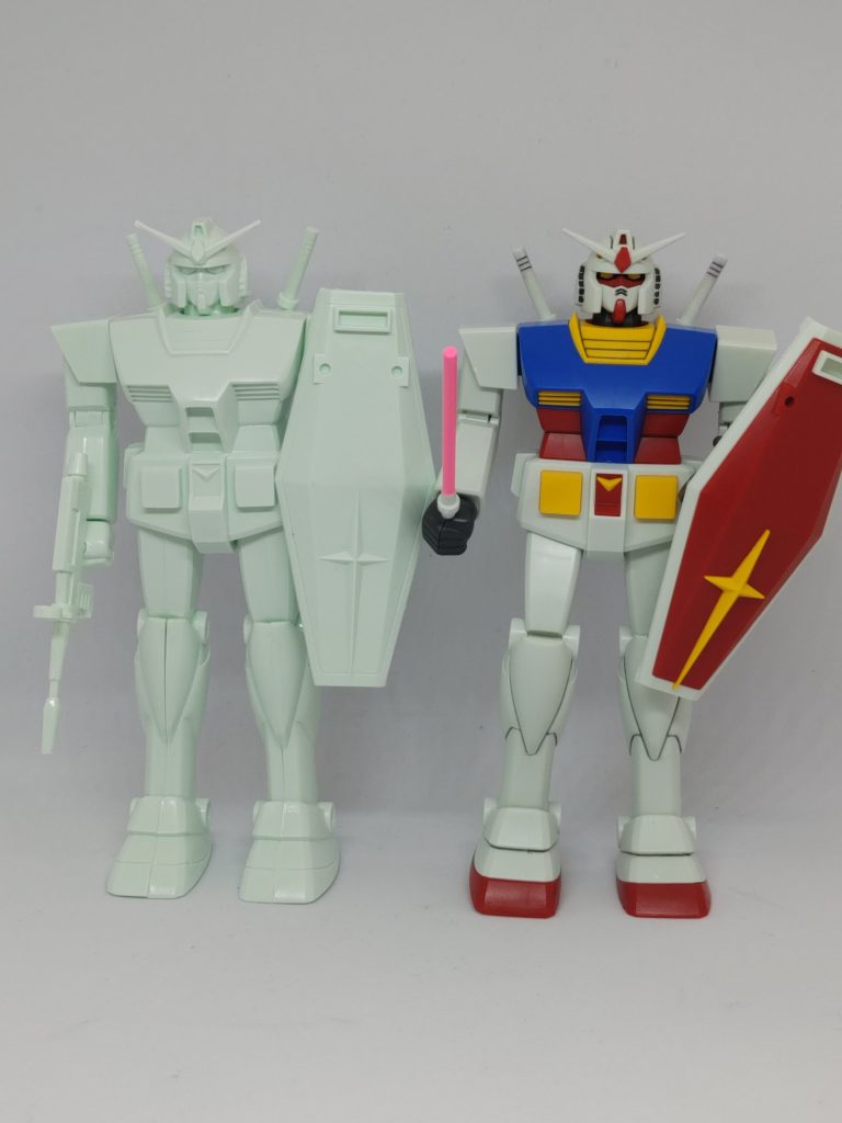 一緒に買った旧ベストメカと。なんとこの歳になっても左手にシールドを持たせるのがうまくいかず手が接着剤でベタベタになった上に結局ちゃんと作れず無理矢理接着してます(gundam-kao2)