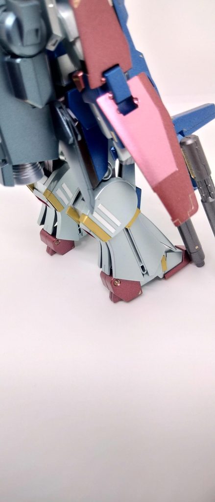 シールドも2色にしてスミ入れはゴールドにしました