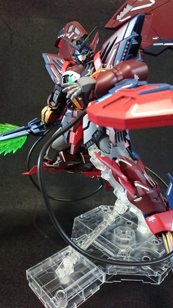 黒サフからの赤立ち上げをエアブラシ塗装してます。